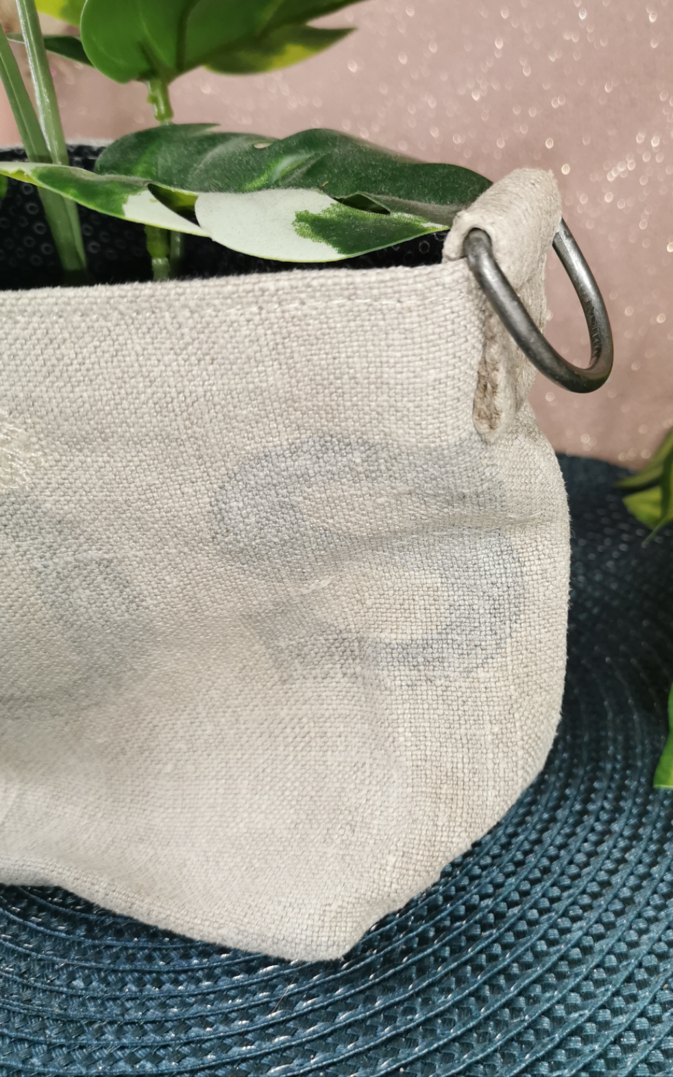 Panier en chanvre réalisé avec un sac la poste ancien