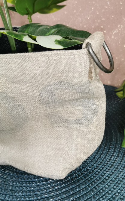 Panier en chanvre réalisé avec un sac la poste ancien