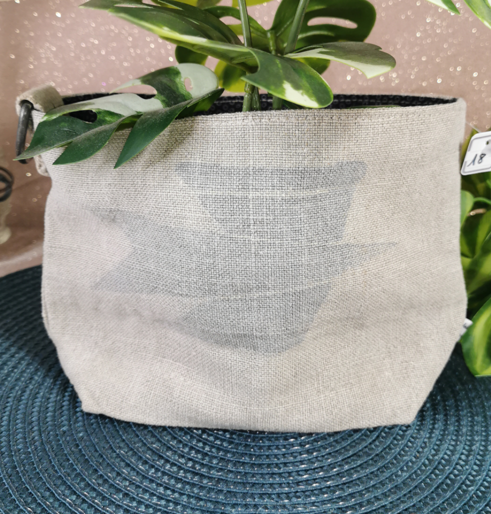 Panier en chanvre réalisé avec un sac la poste ancien