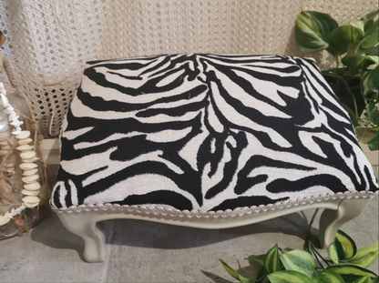 Repose pied ancien tissu Jacquard zèbre