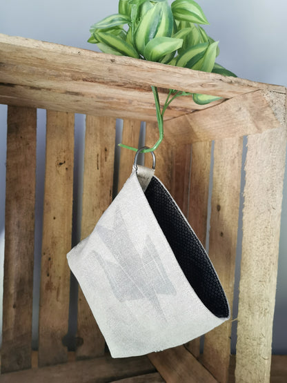 Panier en chanvre réalisé avec un sac la poste ancien