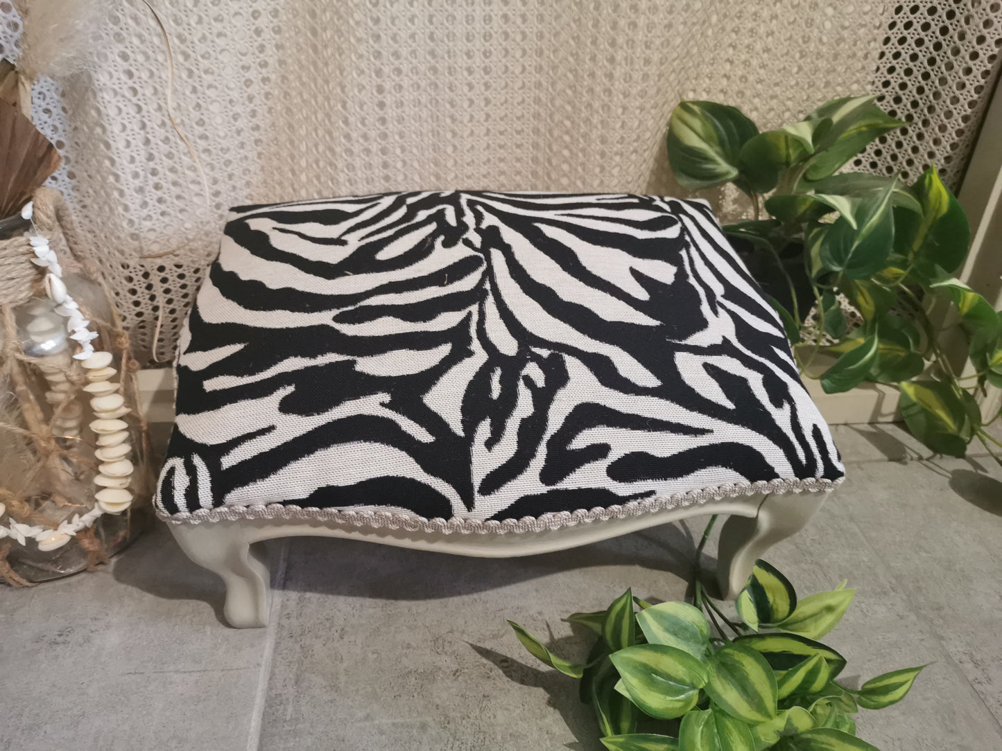 Repose pied ancien tissu Jacquard zèbre