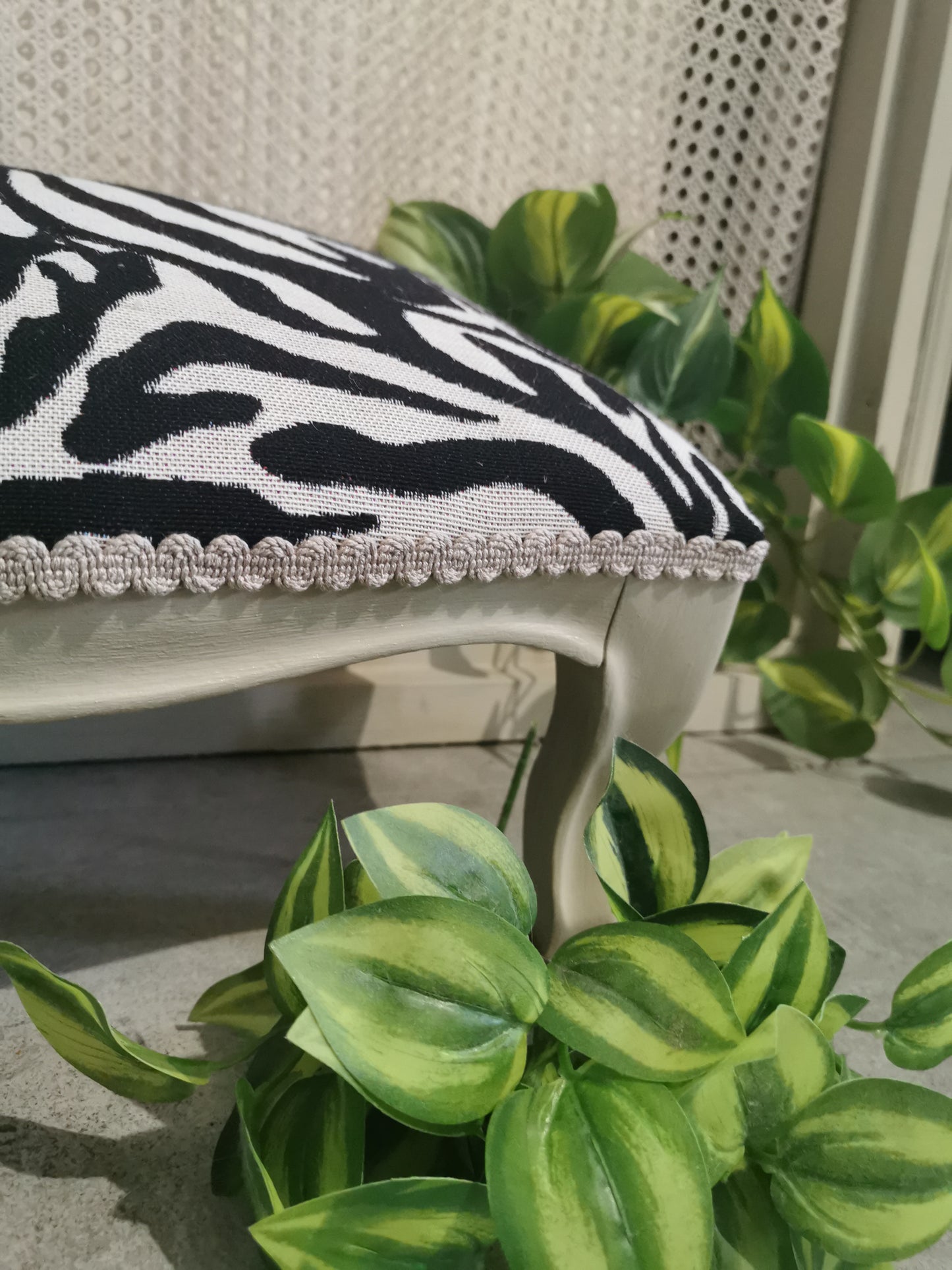 Repose pied ancien tissu Jacquard zèbre