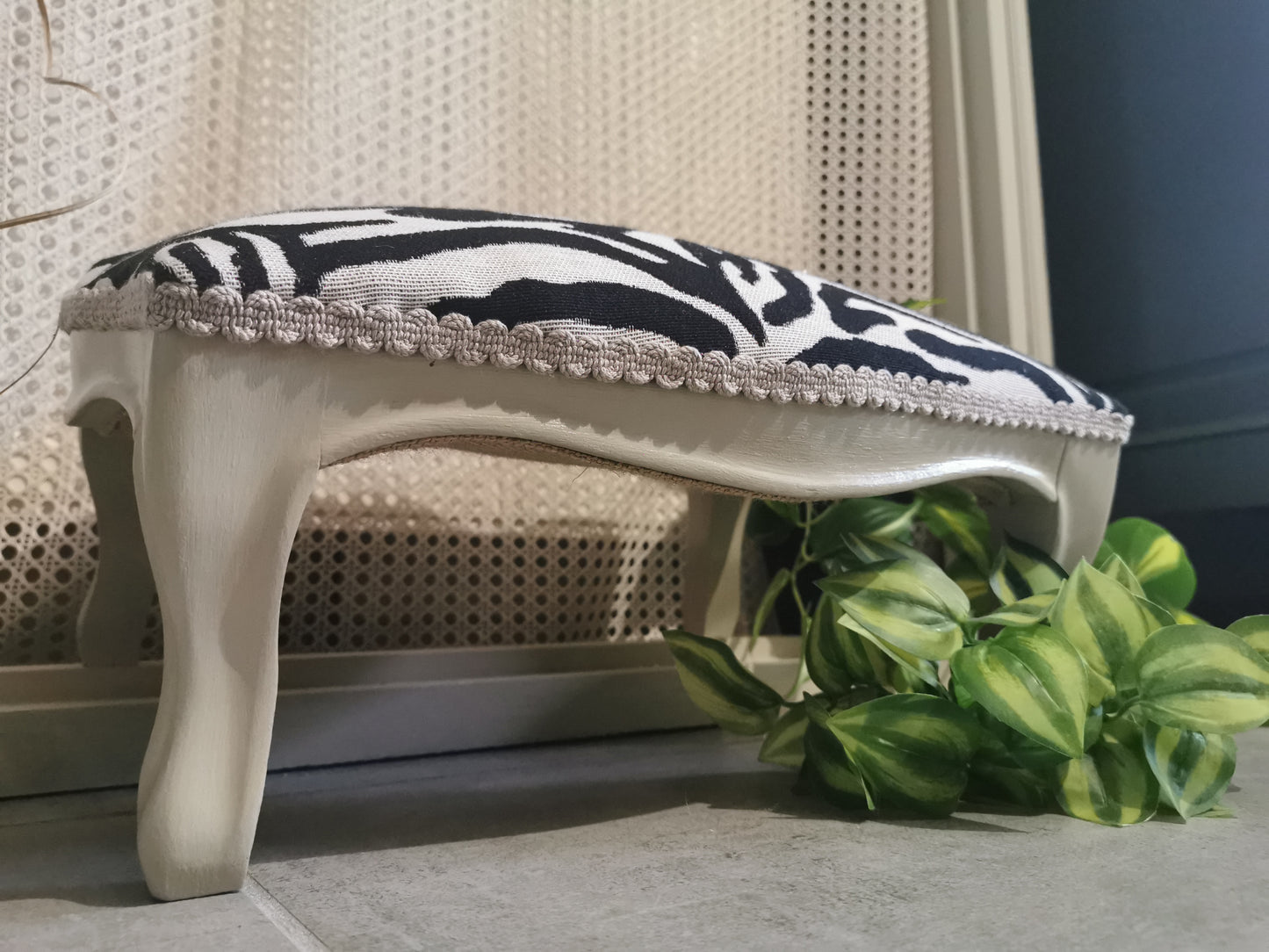 Repose pied ancien tissu Jacquard zèbre