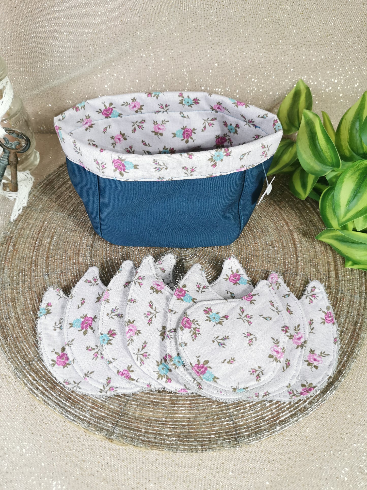 Corbeille avec lingettes larmes