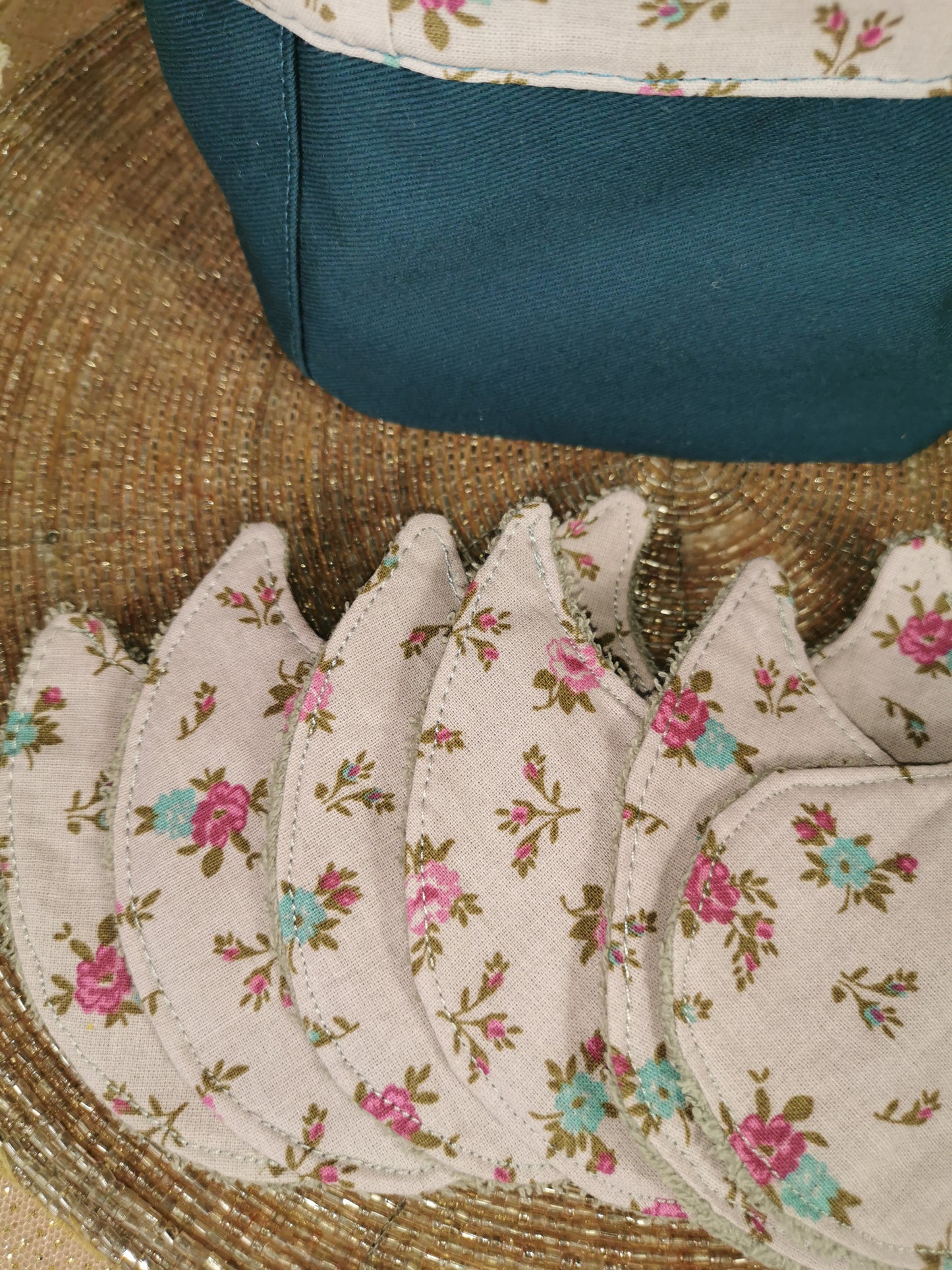 Corbeille avec lingettes larmes