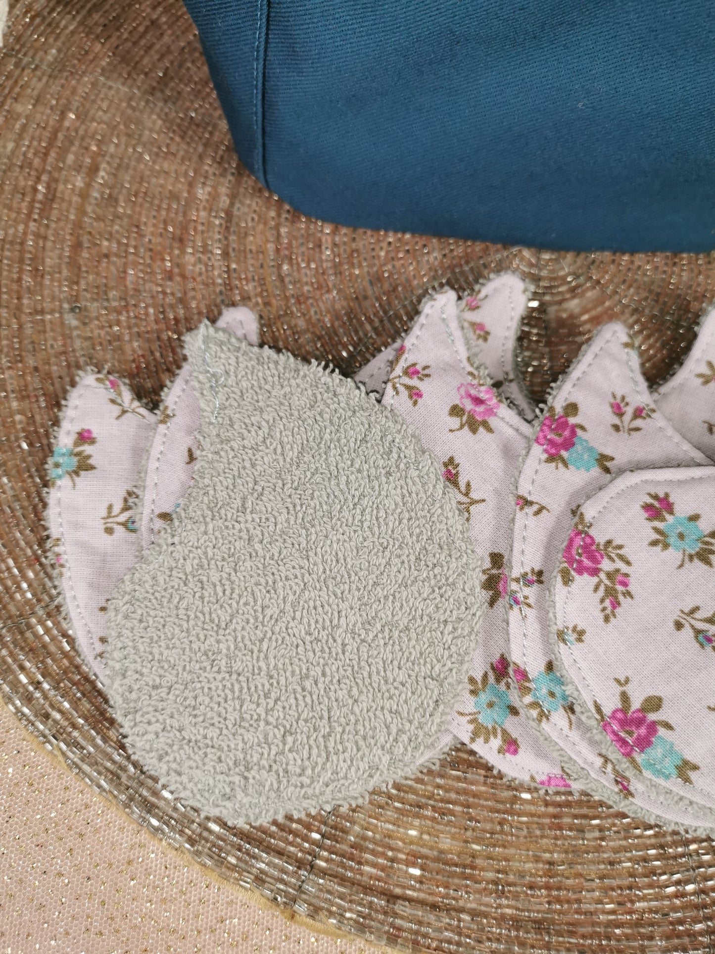 Corbeille avec lingettes larmes