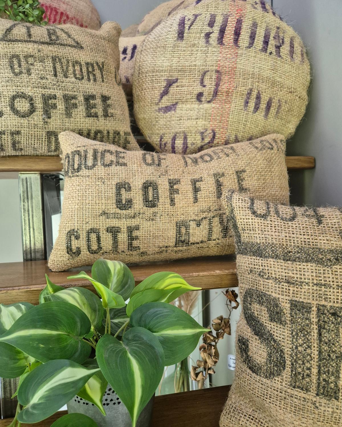 Coussin en toile de jute ancienne